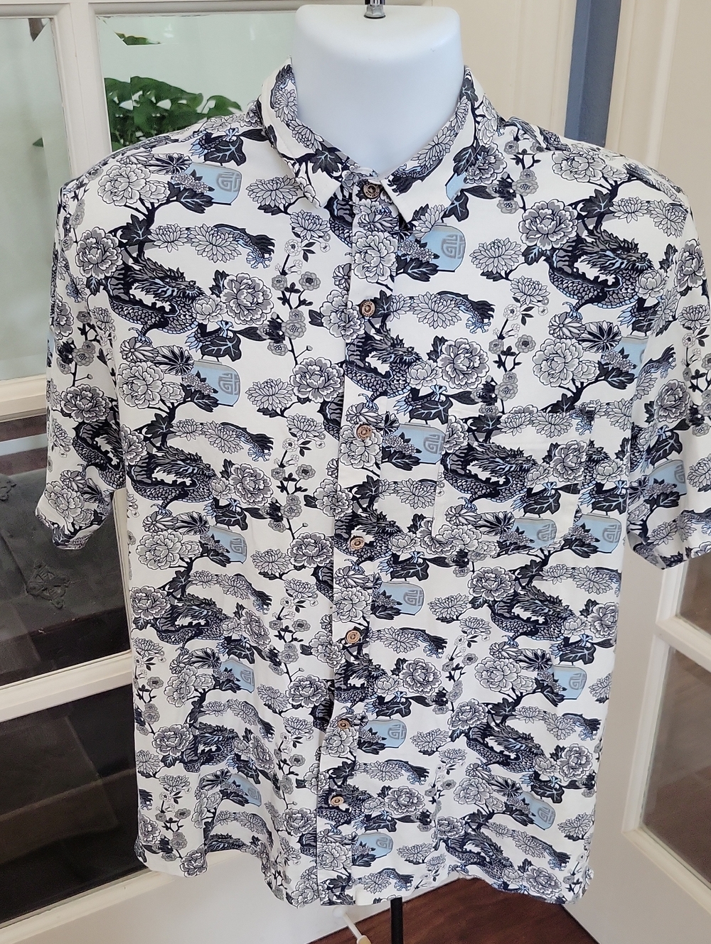 TAILOR VINTAGE White Gray Blue Short-Sleeve Dragon Floral Shirt | Size: L